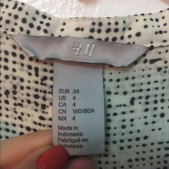 H&M button up V neck blouse - Picture 2 of 3